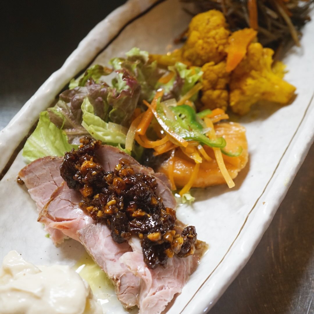 リトスタ、夕ごはんセットやめたってよ…！ 
今年に入って色々と小さな変革をさせていただいておりますが、ある意味1番大きな変革が、夜の定番メニューを減らしたことです。
定番から外れましたのは、ねぎとん、やっこ2種、そして特に夕ごはんセットを廃止させていただいたことは、大きな変更点です。

ディナータイムは、定食のご用意はございません！

リトスタの夜は、季節ごとに変わる様々な旬のお料理を楽しんでいただくお時間です。ランチではお出しすることが難しい、細やかな料理や上質な素材を、ゆっくり召し上がっていただきたい…そして、色々食べたい！という食いしん坊のお客様の期待にお応えしたい…！
そこで今年から力を入れておりますのが、「前菜ちょこもり」です。日替わりの冷前菜とお惣菜の中からおまかせで、味とボリュームのバランスをとって、ちょこちょこ盛り合わせてご用意いたします。
おひとり様でも色々食べられます！という利点とともに、2名様以上の場合でも、人数に合わせてポーションを調整してお作りできますので、シェアしやすいメニューとなっております。もちろん、ひとりひとつずつのプレートでもご用意できます！
まずは前菜ちょこもりをつまみながら、メインの温かい料理を何にするか考える…そんな楽しみ方もオススメです。
もちろん締めの炭水化物のお料理もご用意しておりますので、ご安心ください。

定食屋さんだと思ってご来店になり、戸惑うお客様がよくいらっしゃいます…申し訳ありませんが、シンプルな定食は、ランチのお時間でのご案内になりますので、ご理解いただきたく、よろしくお願いします。

夜のリトスタで、新しい食の楽しみを開拓していただければ、嬉しいです！