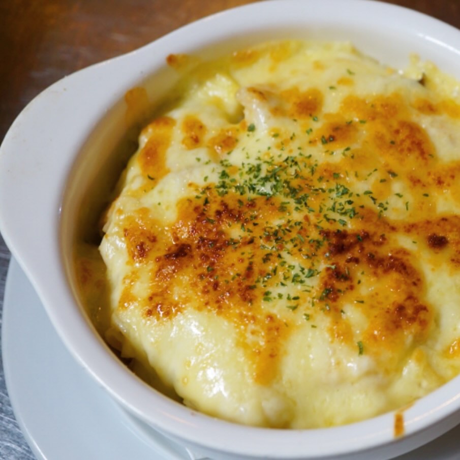 今週はシーフードマカロニグラタン！
店長ミヤザキは毎日グラタンだって良いというグラタン好き。やはり王道はマカロニグラタンでしょう！と、エビ、イカ、ホタテの入った、旨みたっぷりのグラタンをご用意しました。寒い夜にぴったりの熱々グラタン、ぜひ召し上がれ〜（麻）