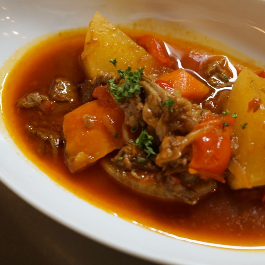 グヤーシュ ！　ってご存知ですかー？　ハンガリーの国民食と言われる、牛肉と野菜のトマトスープをリトスタ風の煮込み料理にしましたよ！
ちょっと良いお肉の牛すじ肉をコトコト煮込みまして、ベースの玉ねぎ、ごろっと切った大根と人参と合わせて、トマトとパプリカパウダーで旨みたっぷりに仕上げました。スタッフのミナミ曰く「全てが柔らかかったです！」と、とろとろの出来栄え。
クリスマスディナーでもお出ししたパプリカ煮込み、この旨みはクセになる美味しさですよ！ぜひ！（麻）