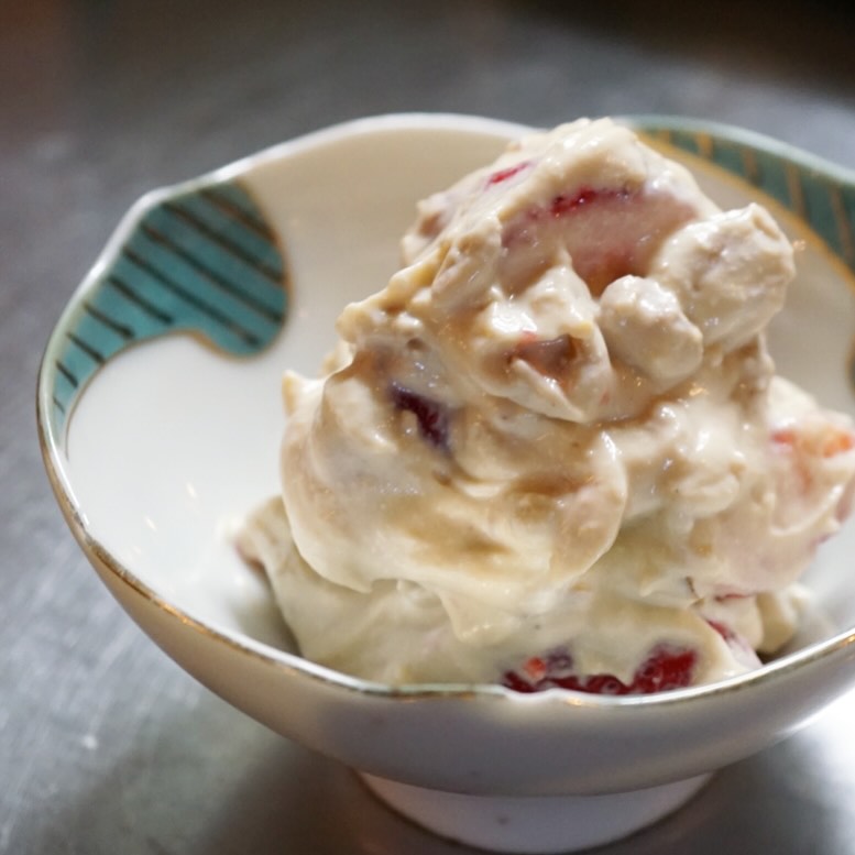 本当は本日が節分でありますが、当店あいにくの定休日。先週末に恵方巻きちょこもりイベントも無事終了しております！　逃した方は、また来年。
恵方巻きちょこもりにも入れておきました「いちごとくるみの白和え」引き続きお出ししております。年間を通じて、旬の食材でお出ししている白和え、いちごとくるみは年間を通じても人気の組み合わせ。前菜のような、デザートのような。年末から入った新人アルバイトのもえちゃんも、一口食べたら2日後のシフトでも「まだ味が口に残ってます！」と絶賛しておりました。
まだの方、ぜひ！（麻）