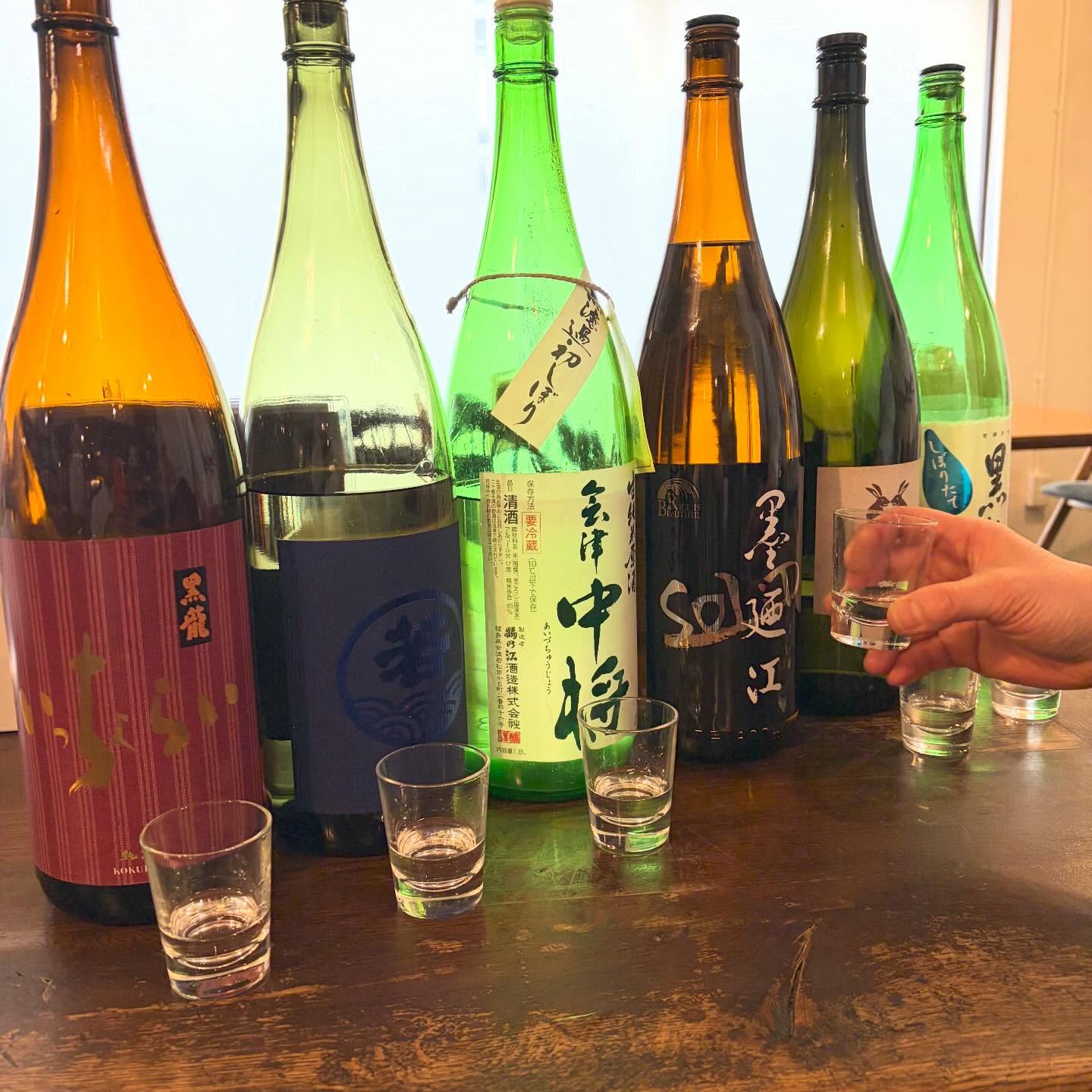 本日の日本酒ラインナップは…！ リトスタではお馴染みの銘柄が色々揃っておりますよー　華やかでキレイな味わいのものから、どっしりと重みと旨みの深いものまで、タイプを変えてラインナップすることで、さまざまな料理に合わせやすく、お客様の好みにもあったものが見つかりやすいようにしています！
初めて飲む方も、ご相談に乗りますので、お気軽にお声がけくださいねー　（麻）