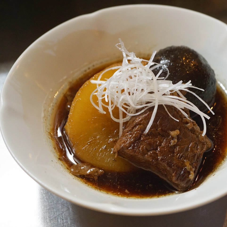 角煮は角煮でも、牛肉の角煮ですよ！
ということで、赤身と霜降りのバランスの良い牛肩ロースを大きめにごろっと切りまして、干し椎茸と一緒にコトコトじっくり柔らかく煮つつスープをとったら、その旨みをそのまま大根に染み込ませながら煮込んだ「大根と牛角煮」できました！
やわらかい牛肉、むっちりとした干し椎茸、しみしみの大根をつつくヨロコビをぜひ！（麻）