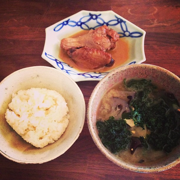 今日はアオサの味噌汁、鶏肉の黒酢煮（店の残り物)で、朝ごはん。