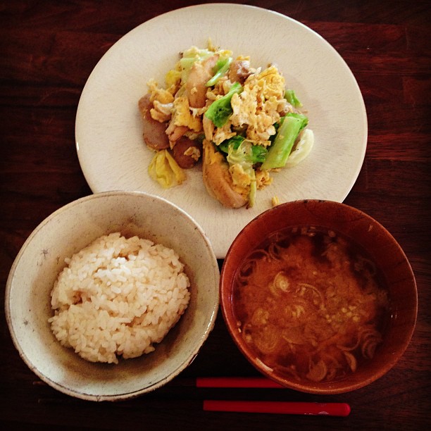 白ウインナーとキャベツとエリンギの玉子炒め、ミョウガと豆腐のお味噌汁、ごはん。今日は庭仕事をしたいから、ビールなし。