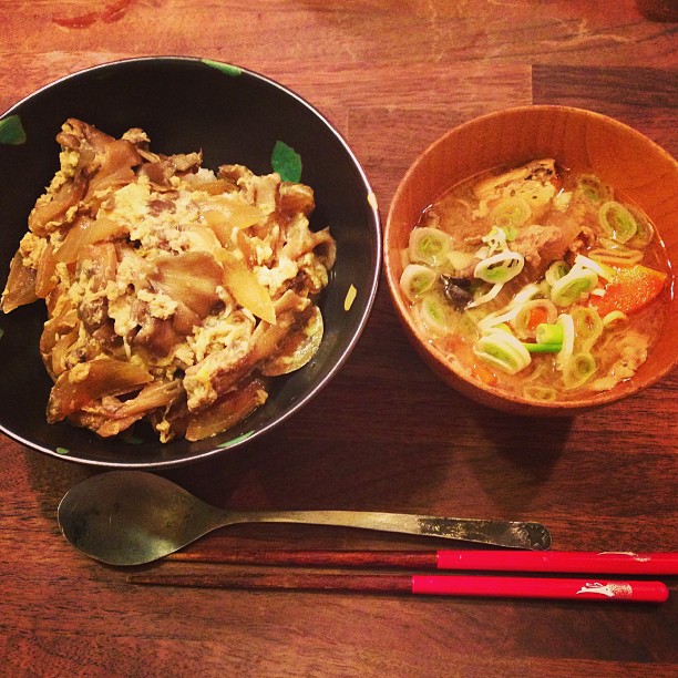 豚汁、舞茸と牛肉の卵丼。朝の豚汁が美味しい季節になりましたなあ。