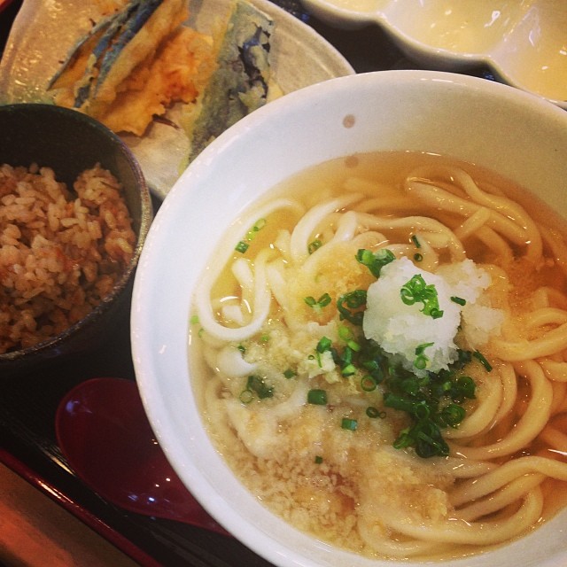 三鷹の奥地？のうどん屋さん、おもむく食堂さんに来ています。障害のある方達が中心に働いています。清々しく良い感じです。