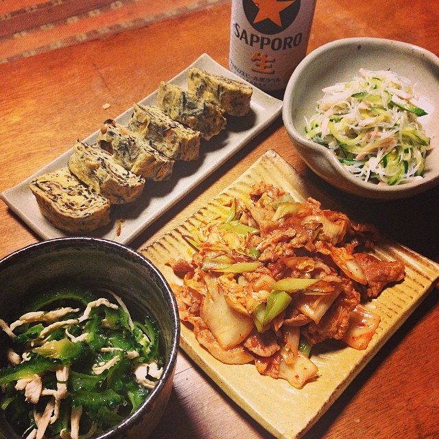 本日の晩酌。ゴーヤと蒸し鶏のサラダ、春雨サラダ、ひじき入り玉子焼き、豚キムチ。お店の残りもの活用メニュー！