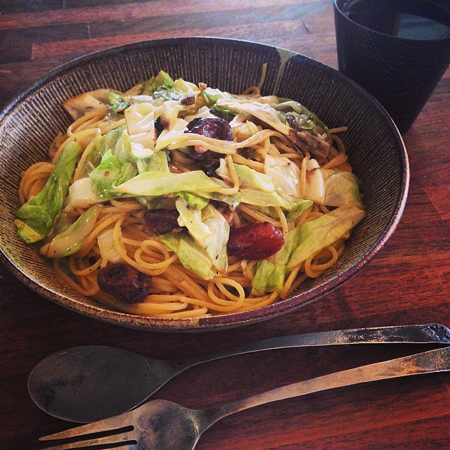 焼きそばじゃないよ！昨日クロコが作ってきてくれた秋刀魚のコンフィのあまりと、レバーのバルサミコ炒めの残りと、キャベツのパスタです。残りものでパスタは王道。