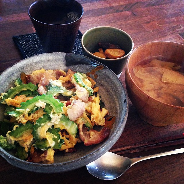 夏も終わりね。ゴーヤチャンプルを丼で！夏野菜の梅オイル蒸しも。