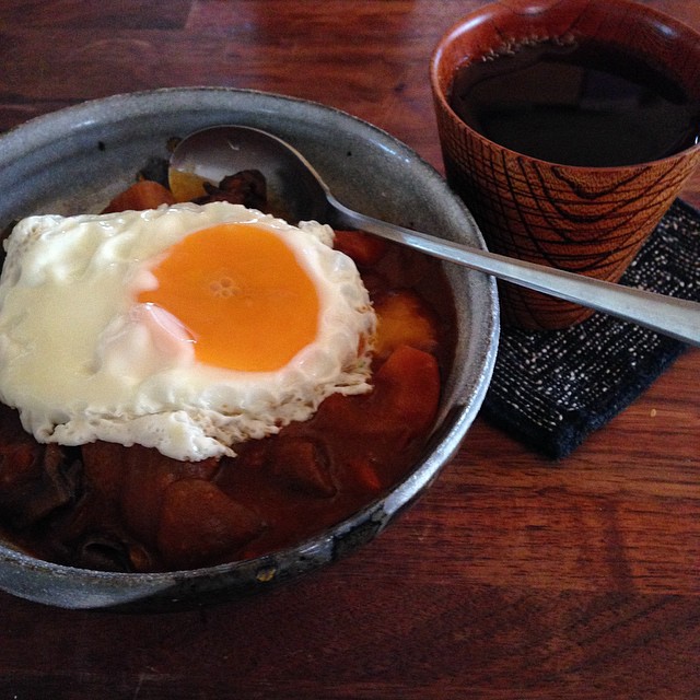 毎朝カレーだと飽きそうだから、今日は目玉焼きのっけ。