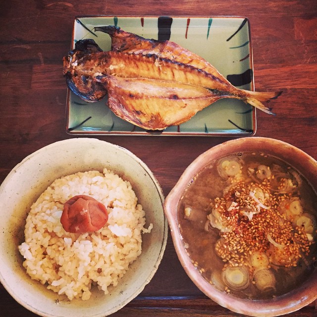 正しい朝ごはん。鯵の開きと豚汁。明日からカレーかなー