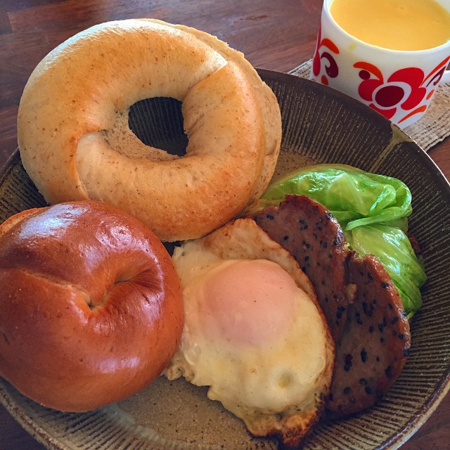 四国食べる通信で届いた、徳島のベーグルと、いつものチカぱんベーグル。焼きキャベツにミートケーゼに目玉焼き。コーンスープ。正しいブランチ作ってみた。