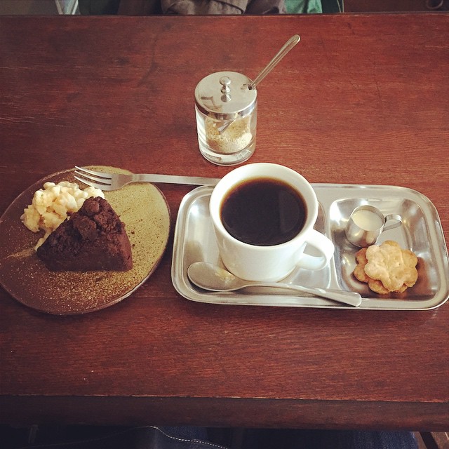 さらに、調子に乗ってコーヒーとデザート。ラムレーズンのチョコケーキ。