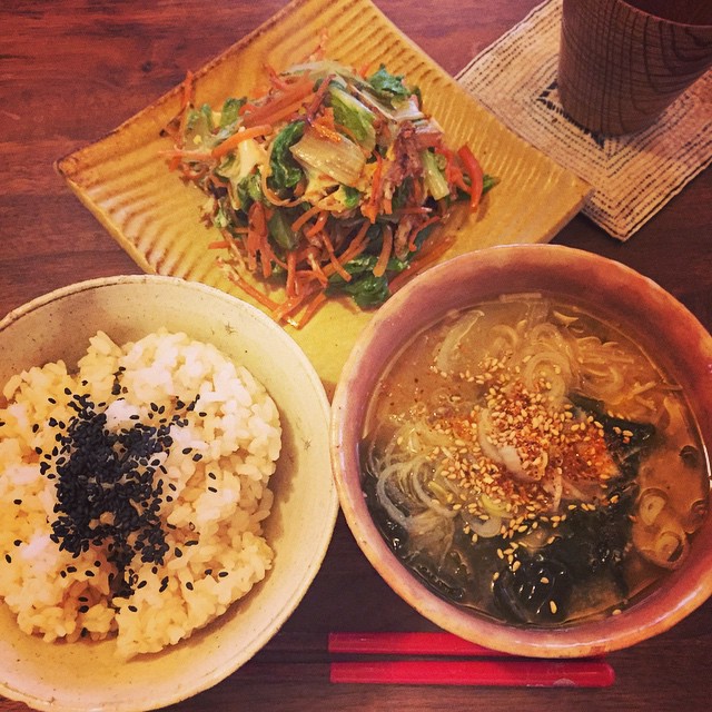 野菜不足解消！根菜たっぷり&ワカメの味噌汁、野菜炒め。