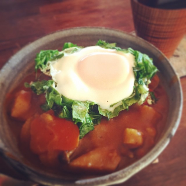 根菜たっぷりカレーさえ作れば3日は大丈夫。今日はカブの葉の目玉焼きのっけてみた。