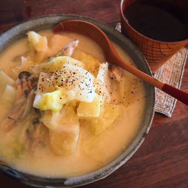 朝からちゃんとホワイトソース作って、クリームシチュー作ったぞ！白菜と里芋、きのこと鶏手羽元のホワイトシチュー。