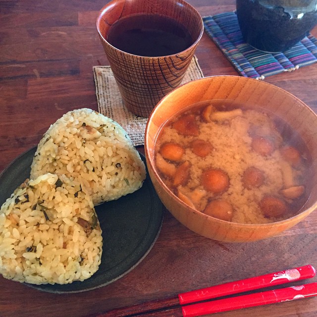 なめこの味噌汁と、高菜と豚肉の炊き込み御飯おにぎり。昨日はクリスマスディナーの残り物を夜中に食べたので、朝はこのくらいにしておきましょう。