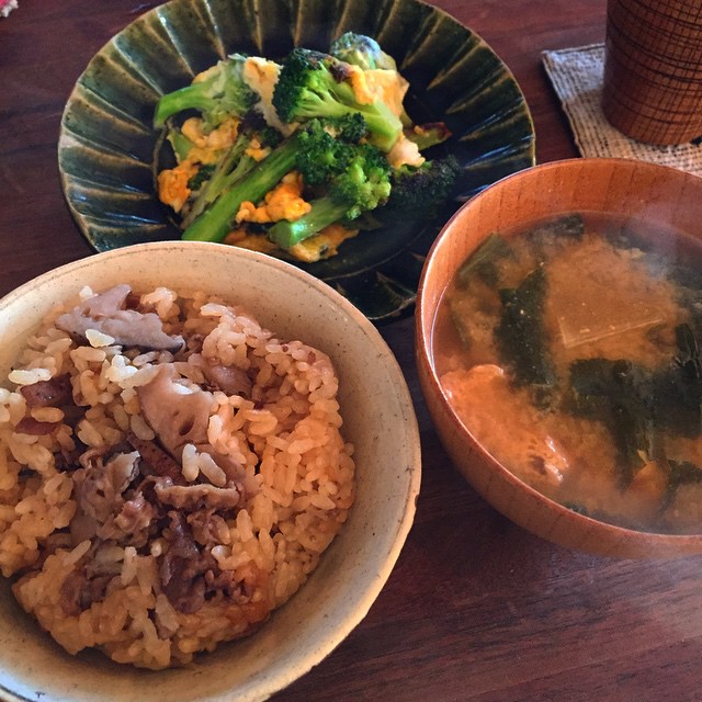 宴会の残りの、牛肉と蓮根の炊き込み御飯。カブとわかめの味噌汁。ブロッコリーと玉子炒め。ヘルシーな朝ごはん！