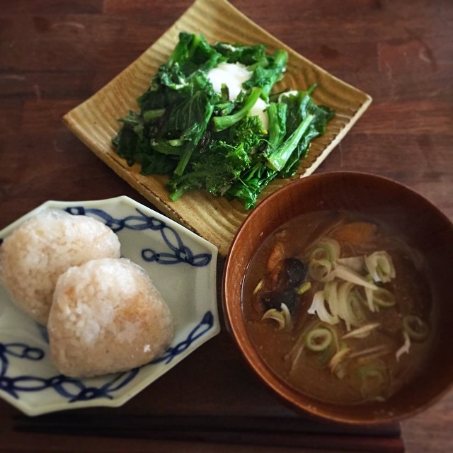 雪の日の朝ごはん。豚汁、菜の花の目玉焼き、生姜と油揚げの炊き込み御飯おにぎり。