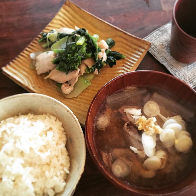 豚汁にネギとおろし生姜。菜の花とウドとハヤトウリと鶏胸肉の塩炒め。冬と春のあいだの朝ごはんってかんじ？