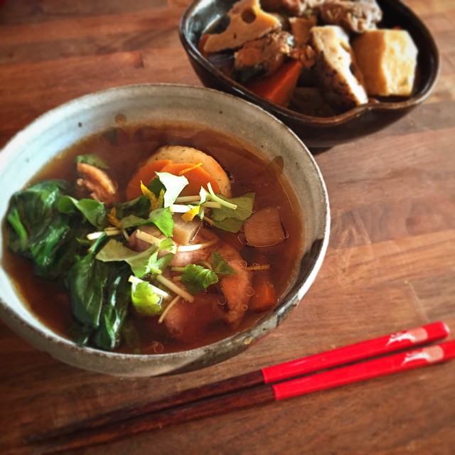 お正月の余り物、お雑煮と筑前煮で昼ごはん。さあ、今日からミヤザキは始動します。