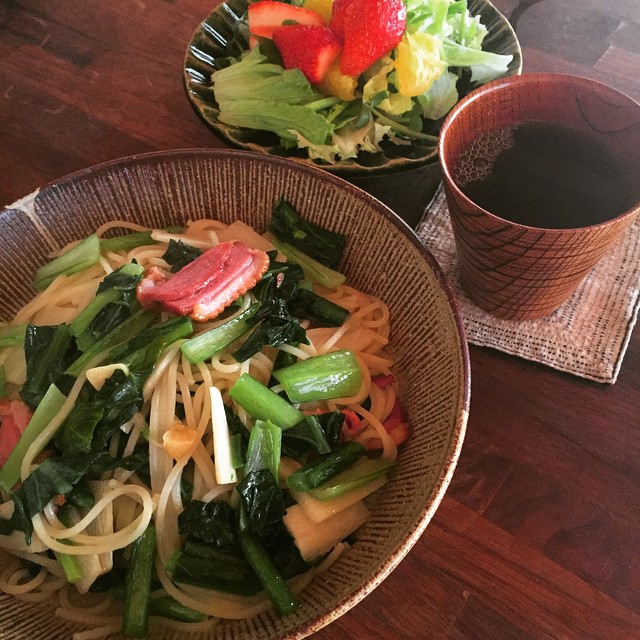 お店の残り物を活用して、イチゴと甘夏サラダ、合鴨スモークと小松菜・長芋のパスタ。オシャレにできましたー