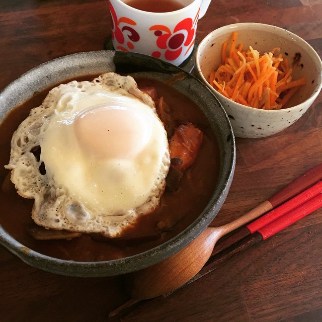 人参のスパイスサラダと、雑穀ルーのカレー。薬膳の食材いっぱいで作られたルーで美味しいのだ。目玉焼きは、白川郷牧場の平飼いたまご。