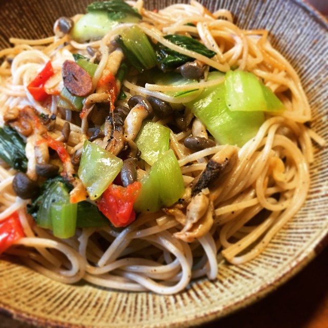 残り物パスタ。チンゲン菜とトマトとヒラタケのペペロンチーノ。