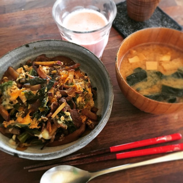 あり合わせ丼。牛コマ肉と舞茸とかき菜とサツマイモの卵とじ丼。