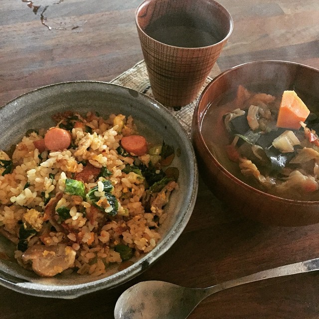 朝から、セロリとウインナのチャーハン。昆布入り野菜スープ。