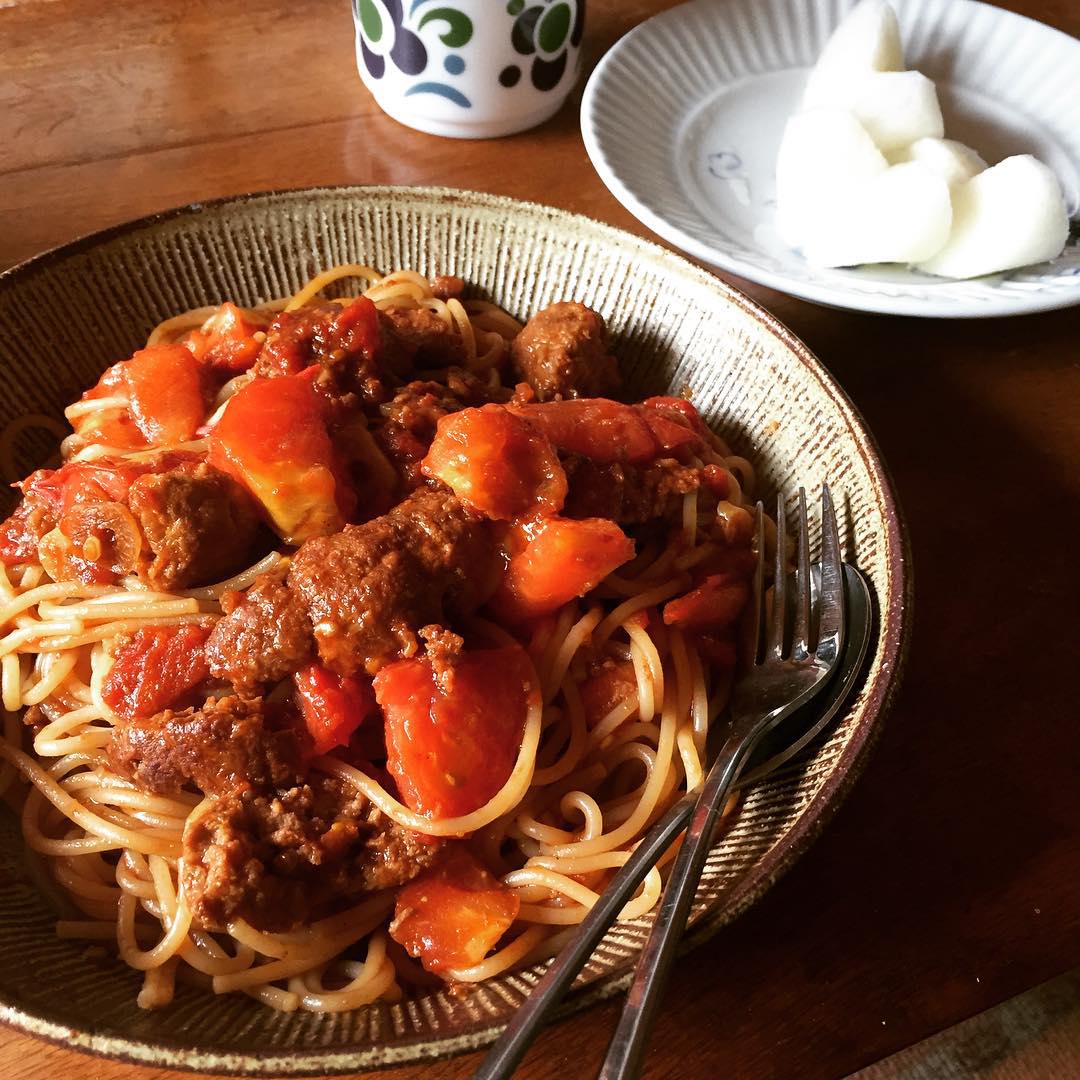 肉だんごとトマトのバルサミコ醤油パスタ！ お養母さんが送ってくれた山口の梨とともに！