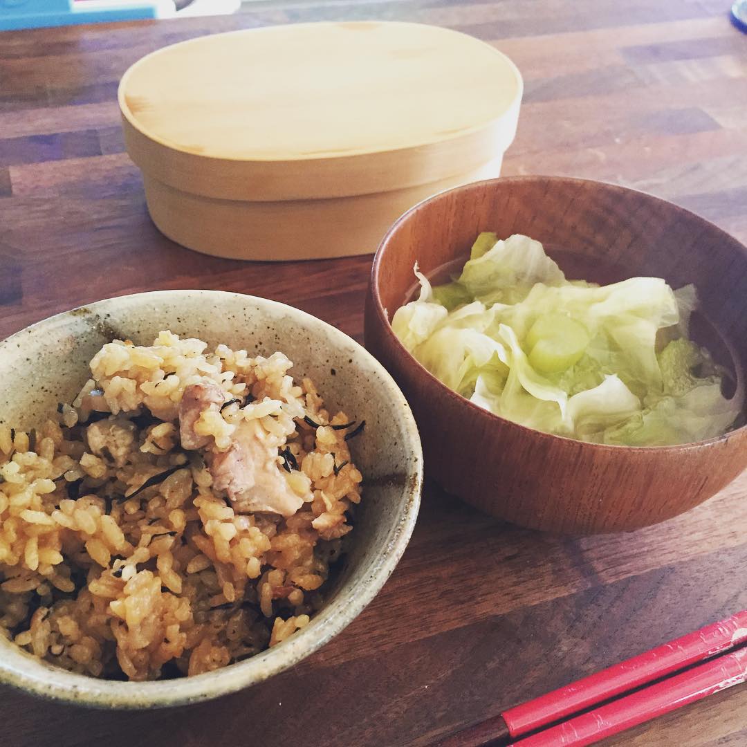 朝から炊き込み御飯シリーズ。
祝島のヒジキと鶏肉、干し椎茸、塩昆布の炊き込み御飯。セロリとキャベツだけのスープ！