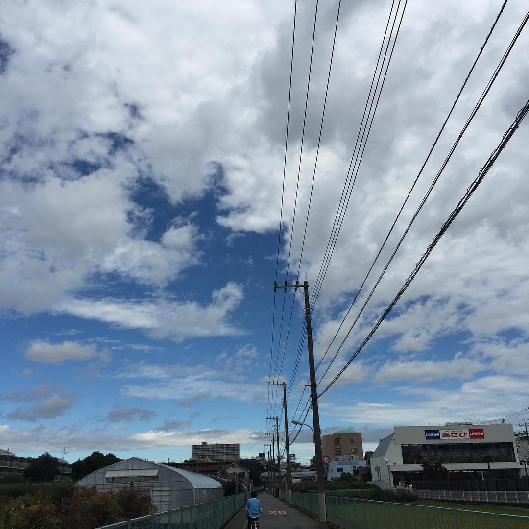 複雑な空。