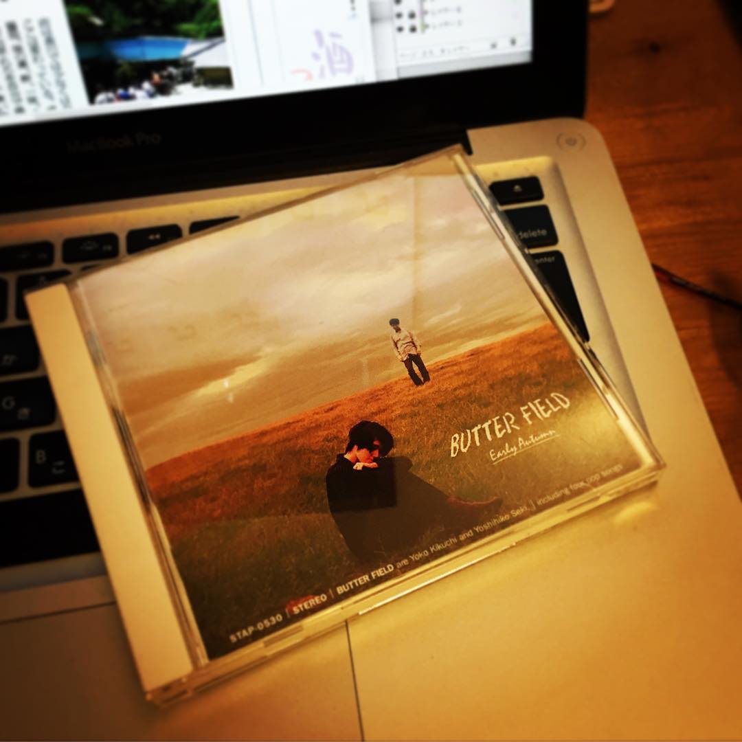 フェイバリットなミュージシャンは関美彦さんが昔組んでたユニット・ButterFieldのミニアルバム「Early Autumn 」を聴きながら、定休日は雨の休日、うちで毎月新聞の編集とデザイン仕事…コーヒーはまほろばさんのモカ。さてさて、いい加減やりますかね（苦笑）。