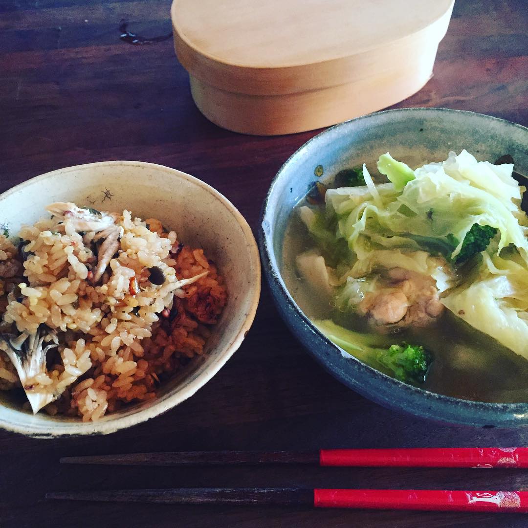 ひさびさに、朝から炊き込みごはんを炊きました。ヒラタケと乾燥しじみ、塩昆布。手羽元とキャベツのスープ。