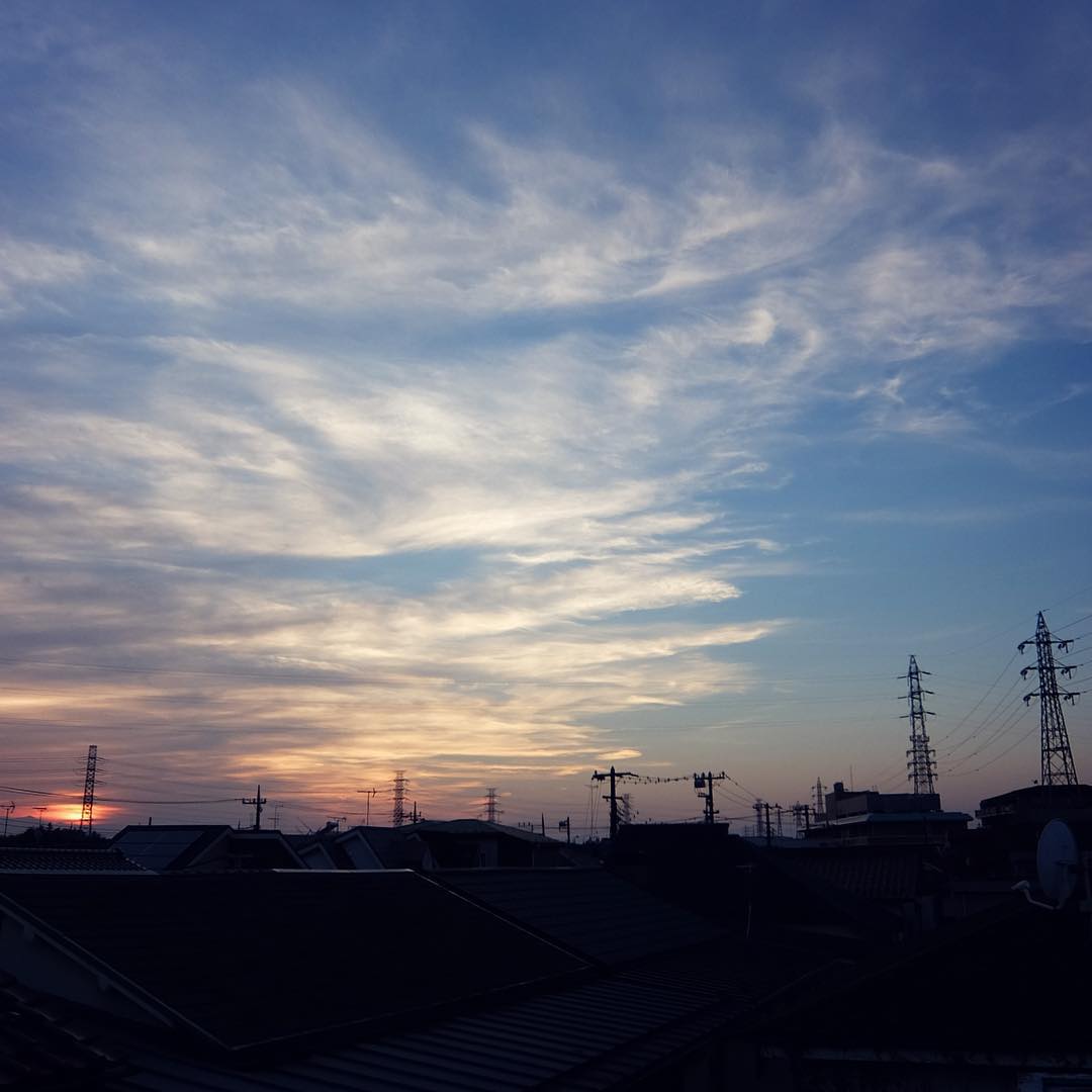 12月最初の定休日、東京はいいお天気で今日はソファのクッションを干しましたよと（笑）、夕方取り込むついでに自宅屋上からパチリと。いや、それだけでもなかなかいいお休みであります、ハイ。