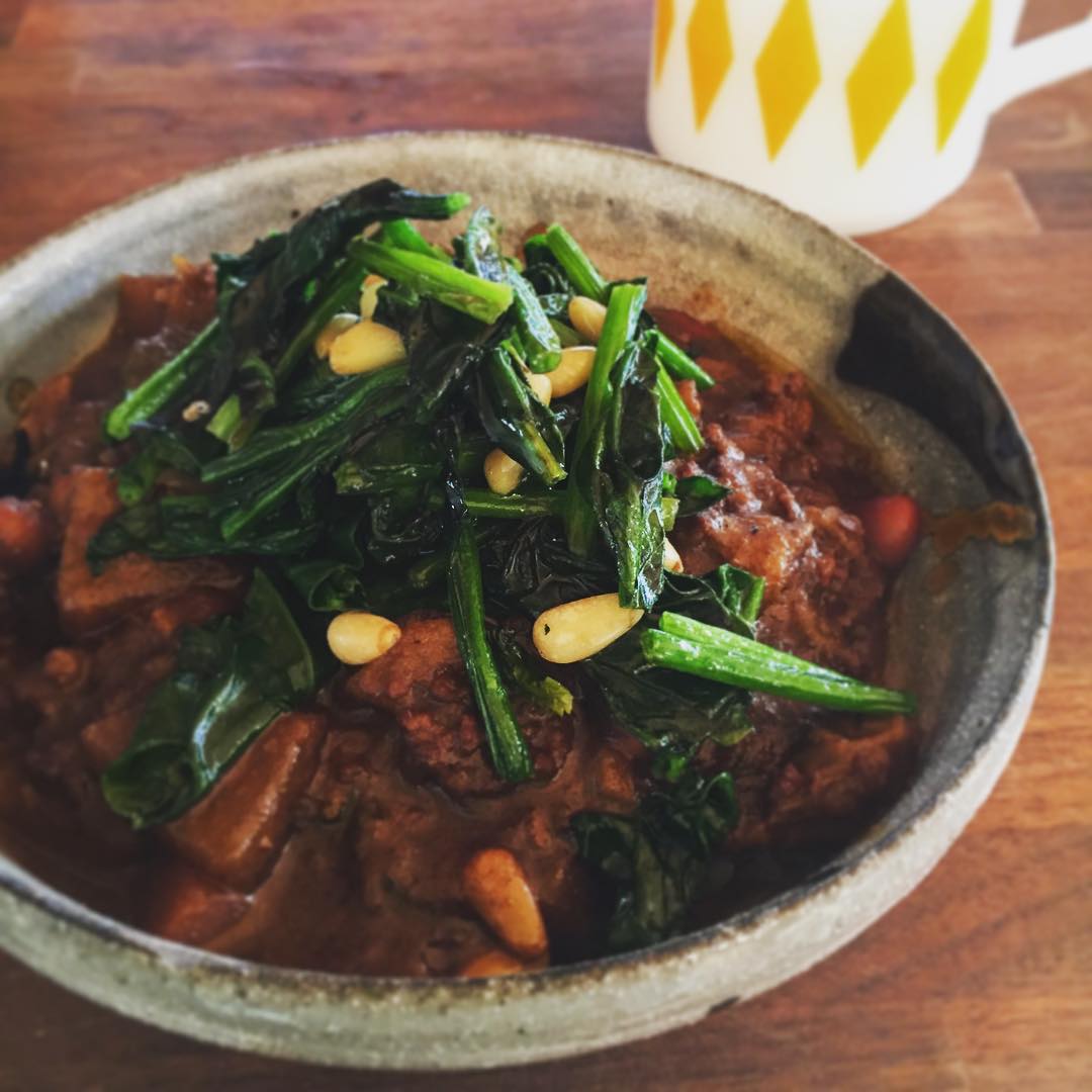 作ったカレーに、ほうれん草のっけてアレンジ。