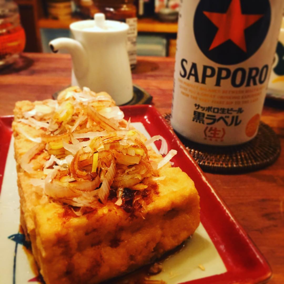 あまりに暇だったので、帰ってきてツレアイと飲んでます。最近このことを「今日は帰って飲み会するか！」と言っております。しかも売れ残った厚揚げを持って帰って焼きました。お店ではエリンギとバター醤油で炒めてますが。