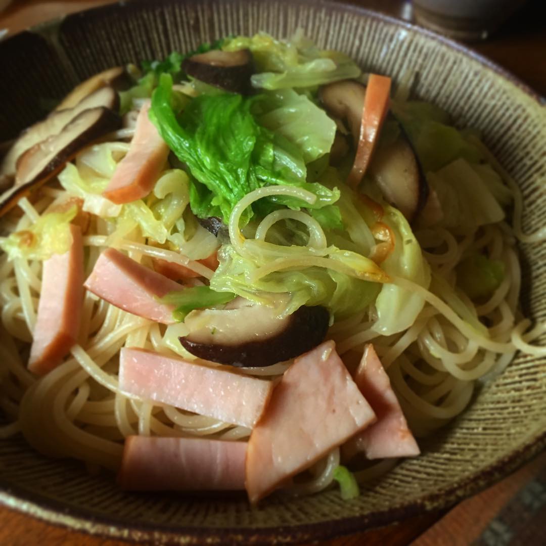 先日開発した塩茹でキャベツのパスタに、マリちゃんにいただいたシイタケを入れてみた。美味しい〜