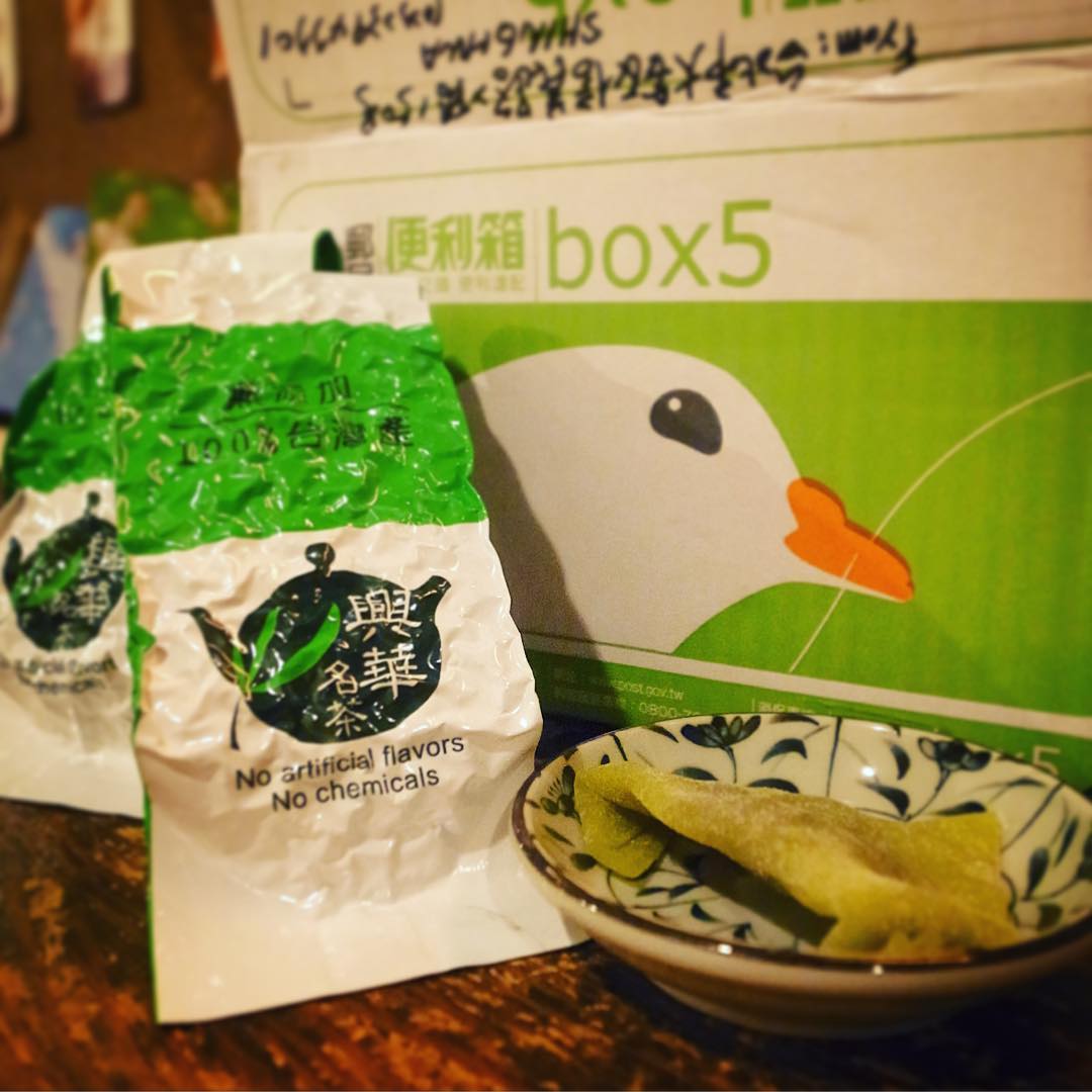 鳥の箱に入って台湾からおいしい烏龍茶が届きました！お茶請けは抹茶の生八つ橋！もちろん美味。