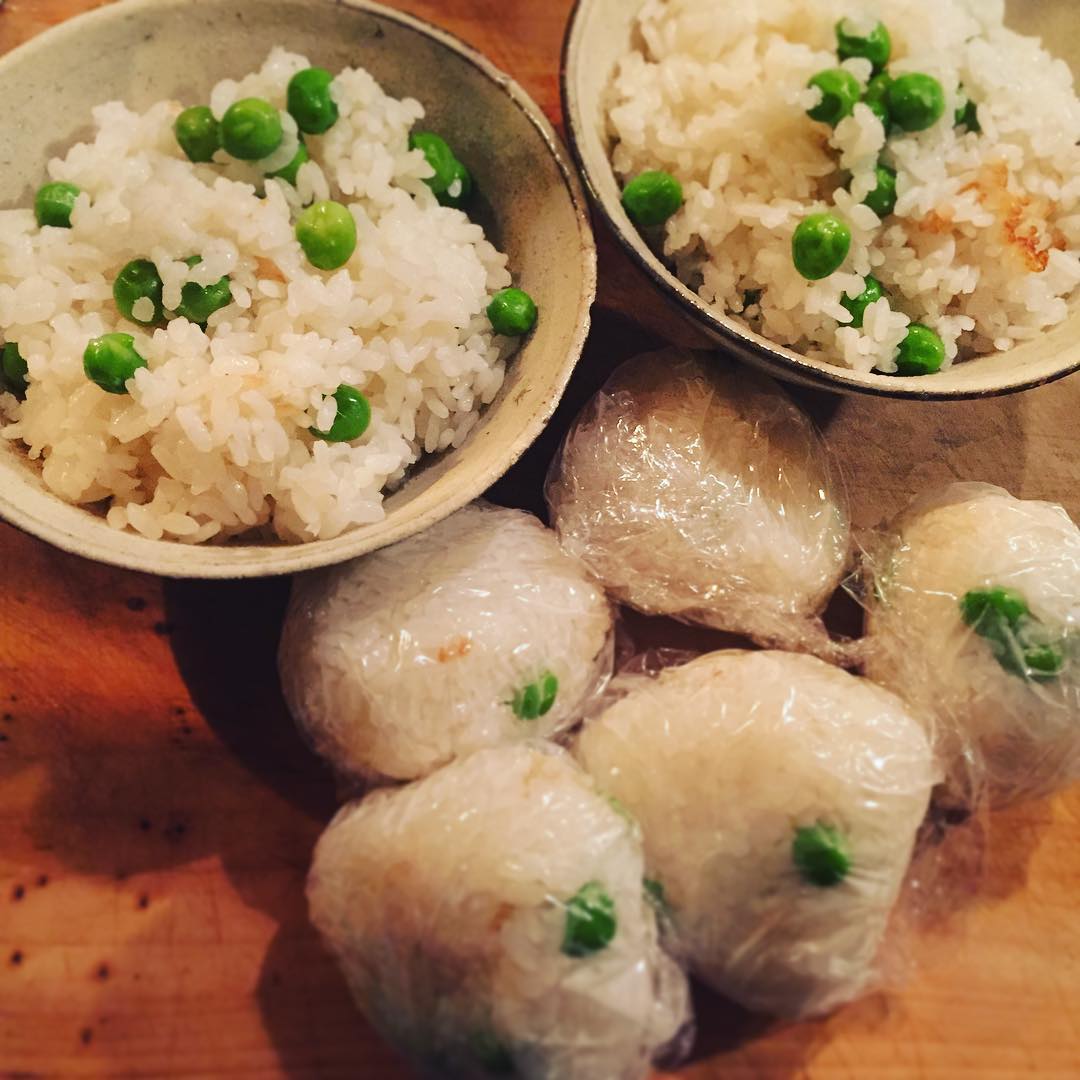 豆ごはん、炊いたー。
明日お店のスタッフにも、小さい握り飯にしてお裾分け。