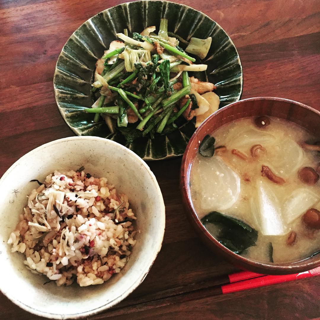 ひさびさの、3点セット。
カブとナメコとワカメのお味噌汁
カブの葉と皮と豚肉の生姜焼き
雑穀と乾燥えのきと昆布の炊き込みごはん。