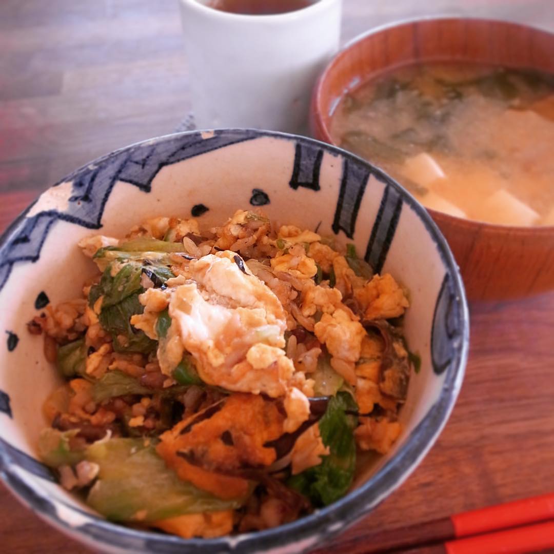 豆腐とワカメとナメコのお味噌汁、レタスと梅干しのチャーハン(ほぼレタス炒めの中に少しごはん）三年番茶。梅干しが美味しく感じる季節ってあるよなー。