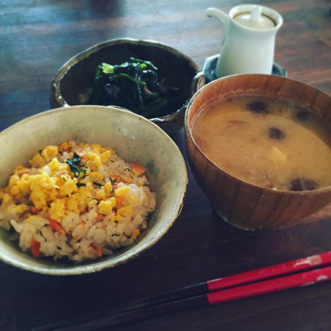 昨日の残りの味噌汁と、
朝の残りの青菜のソテー。
冷凍しておいた鮭のちらし寿司で
回復食の昼ごはん。
大して動いてなくても、ちゃんとお腹は減るもんだな。午前中は保険の書類確認と洗濯くらいで、様子見リハビリ。