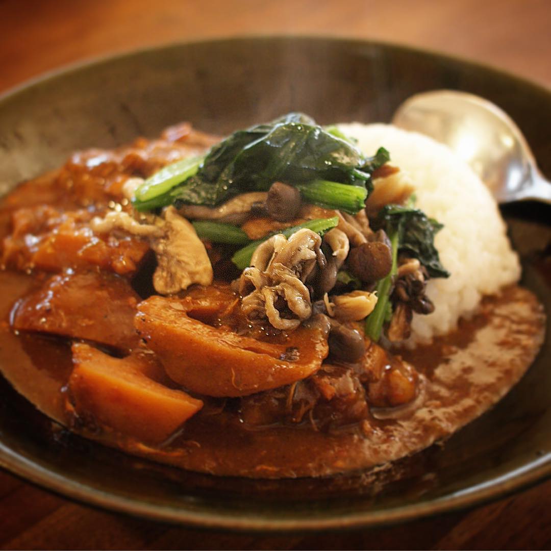 あー、妻が戻って来ましたので、先日作った根菜のカレー…出勤前の朝ごはん、青菜ときのこをちょいとソテーしてのっけ盛り、栄養のバランスもさらによし。妻とはそうゆうものだったなぁ（笑…ありがとうございます）。