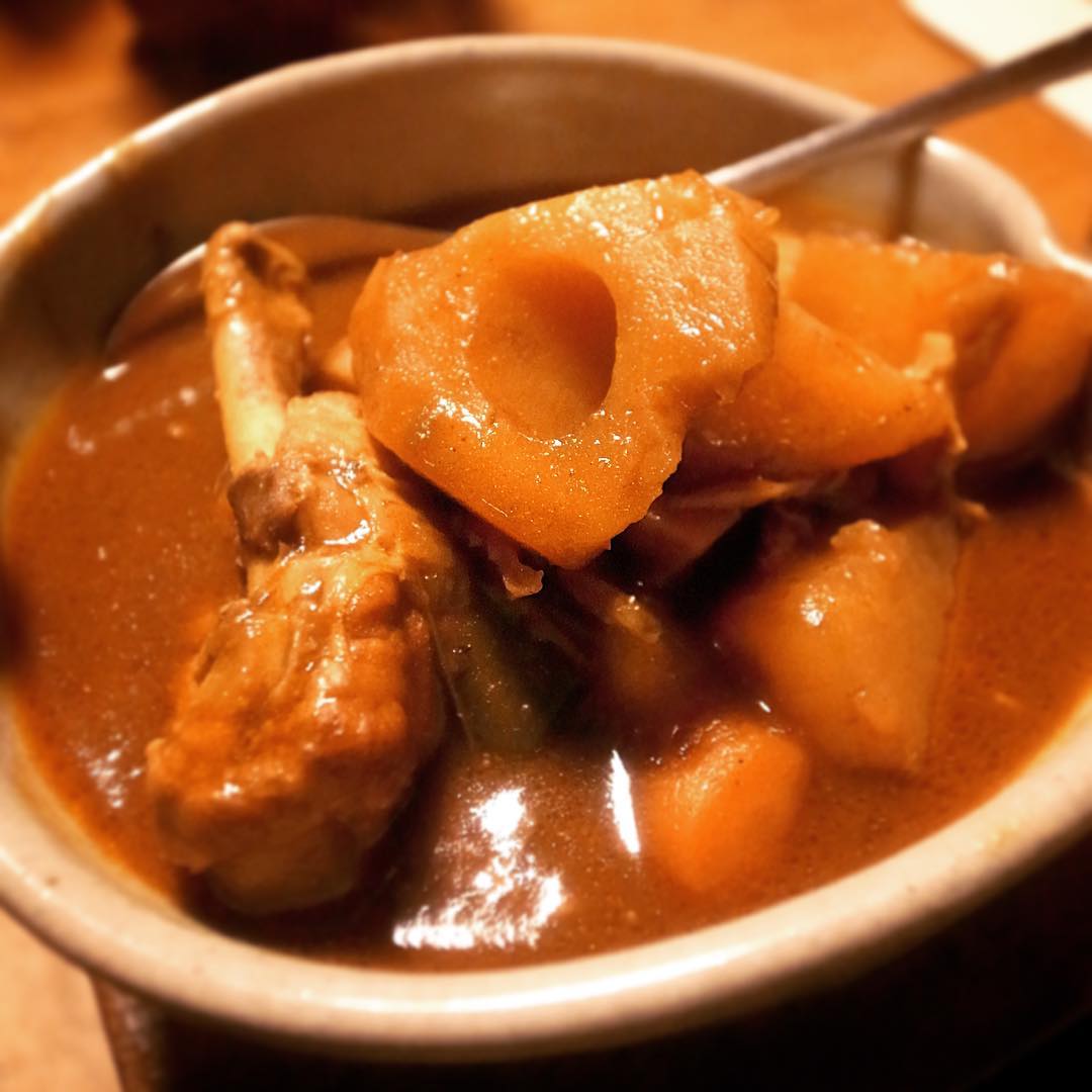 明日からの朝ごはんでありつつ、今夜のつまみの根菜カレー…皮付き大根と蓮根、にんじん…きのこにピーマン、トマトと鶏手羽元、フレーク状のルーに、あれこれ常備のスパイスで風味を整えて出来上がり！チカぱんをちょいと添えて！ビールもう一本開けちゃいます、ハイ（笑）。