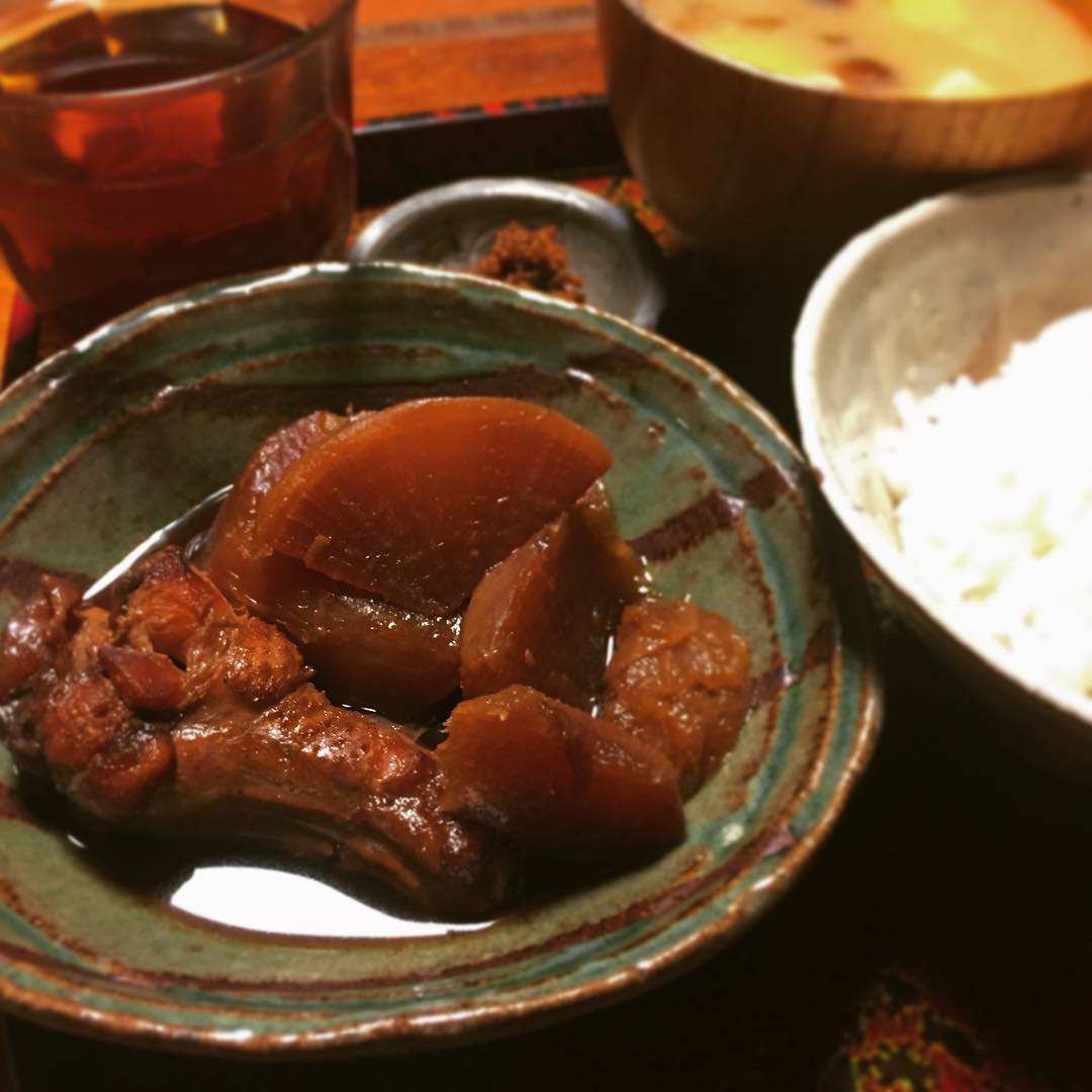 本日の回復食？普通だけど。
胃腸に優しく、消化よくは守りつつ。
手羽元と大根の煮物をメインに
蕗味噌、味噌汁とごはん。