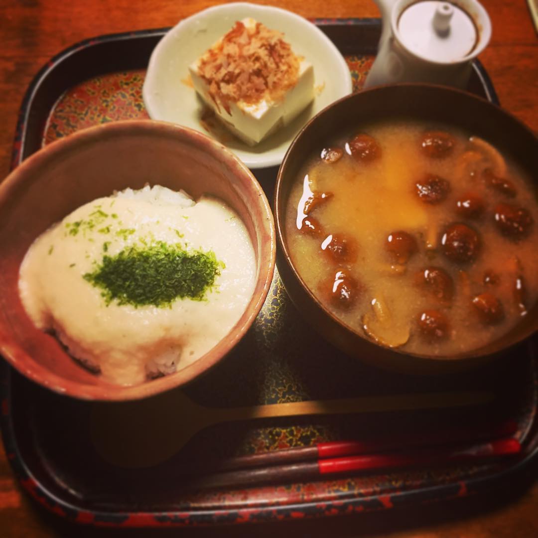 昼間にやり過ぎたので、夜は控えめに。
豆腐となめこの味噌汁、冷奴、吉野夫妻からの鳥取土産・長芋「ねばりっこ」とろろご飯。
自分でつくるお味噌が、やっぱり美味しい。