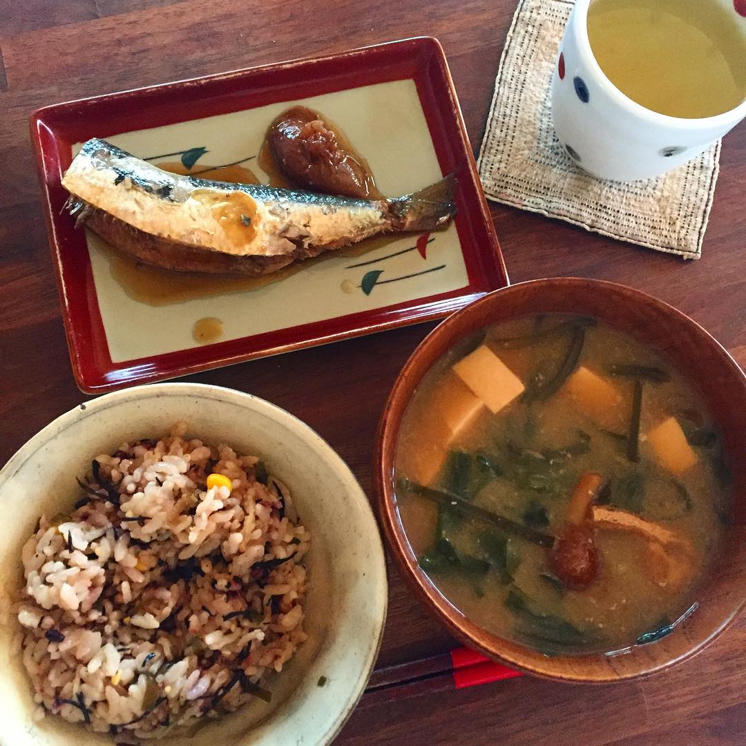 今日から仕事に完全復活！
気合の朝定食作ったぞ。
豆腐とワカメとナメコの味噌汁、
ひじきと昆布とトウモロコシの炊き込み御飯、イワシの梅煮。