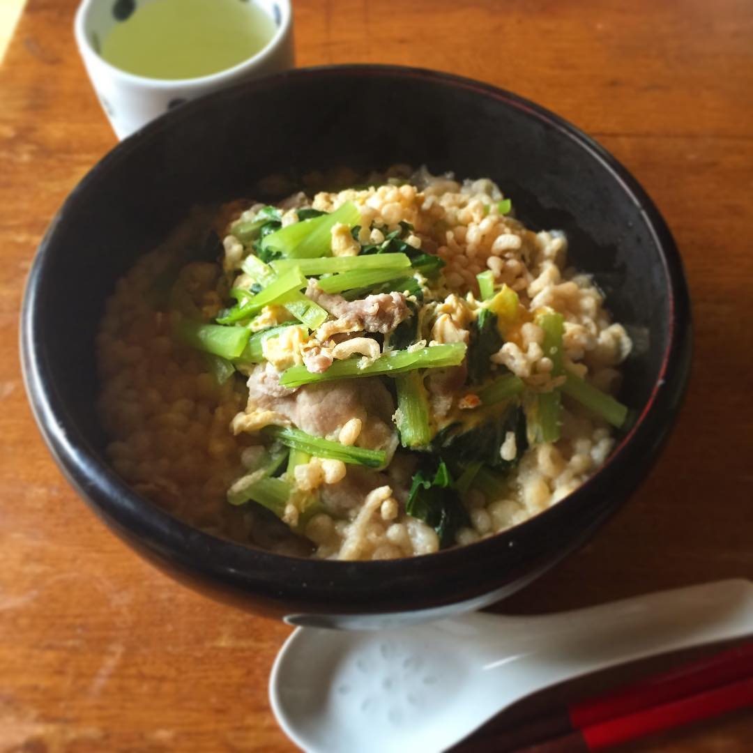 小松菜と豚肉の卵とじうどん。揚げ玉も入れちゃった。